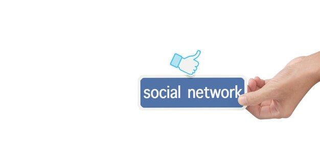 Mani che tengono il servizio di social networking su carta