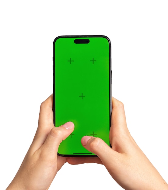 Mani che tengono il telefono cellulare che invia SMS POV utilizzando il mockup dello smartphone digitando con le dita sullo schermo verde isolato su sfondo bianco