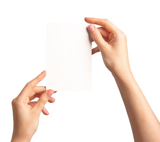 Mani che tengono la cartolina d'auguri mockup cartolina vuota isolata su sfondo bianco