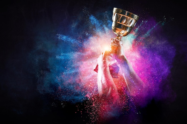 Foto mani che tengono la coppa del campione su uno sfondo di schizzi colorati. tecnica mista