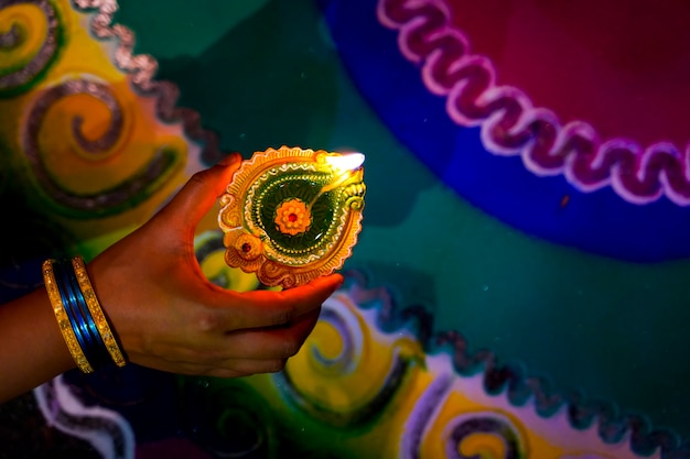 Mani che tengono la lampada Diwali