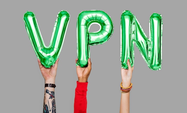 Mani che tengono la parola VPN in lettere del palloncino