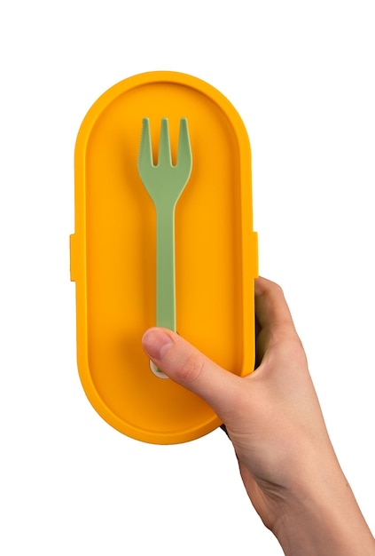 Mani che tengono la scatola del pranzo e la forchetta Contenitore Lunchbox chiuso con coperchio isolato su bianco