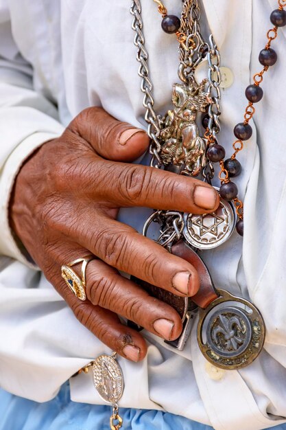 Mani che tengono simboli religiosi durante una popolare festa in Brasile in onore di San Giorgio