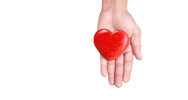 Mani che tengono un cuore rosso. la salute del cuore. e concetti di donazione