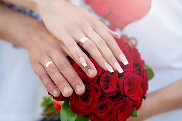 Mani con anelli sul bouquet