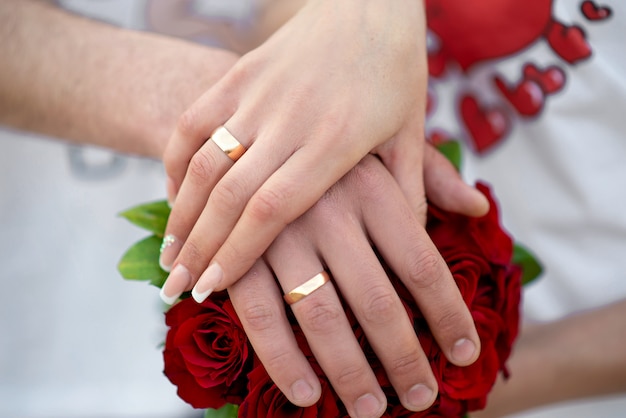 Mani con anelli sul bouquet