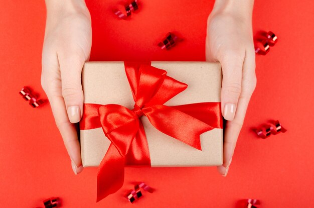 Mani con composizione confezione regalo, presenti con fiocco e fiocco.