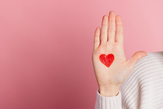 Mani con cuori disegnati concetto di san valentino