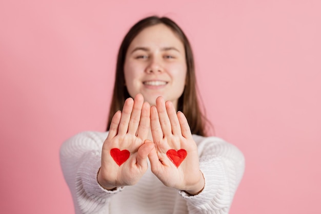 Mani con cuori disegnati concetto di san valentino