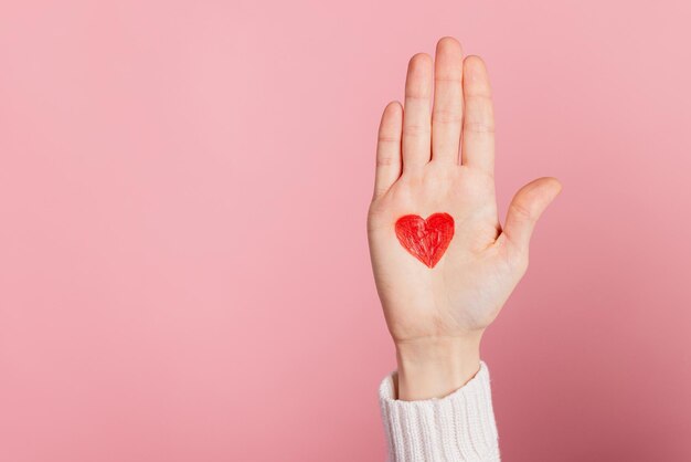 Mani con cuori disegnati concetto di san valentino