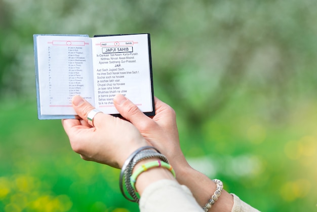 Mani con il libro Japji Sahib