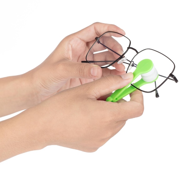 Mani con mini occhiali in microfibra Detergente per occhiali Spazzola con clip isolata su sfondo bianco