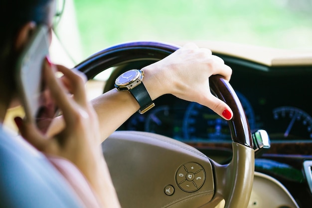 Mani con smartphone e orologio