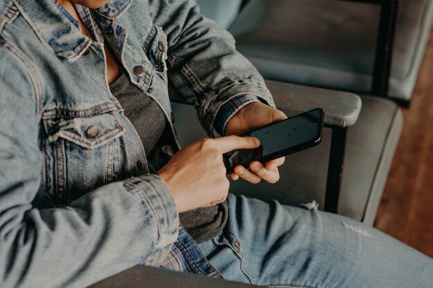 Mani con un telefono nero. telefono intelligente