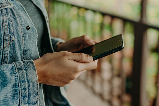 Mani con un telefono nero. telefono intelligente