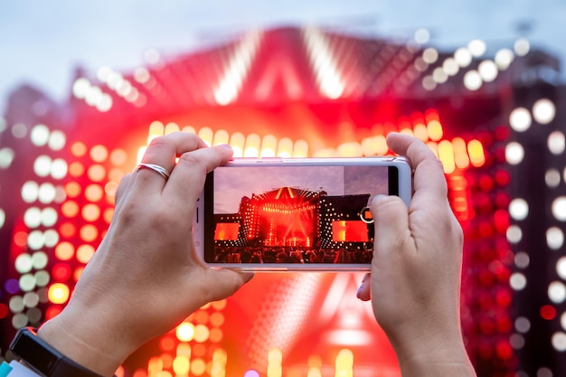 Mani con uno smartphone registra festival di musica dal vivo