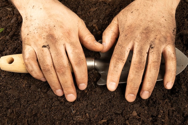 Mani coperte di terra Mani sporche di un agricoltore che lavora calli sui palmi in concetto di duro lavoro di abrasioni