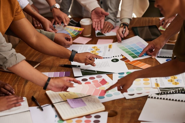 Mani creative e tavolozza dei colori sul tavolo in riunione per pianificare il brainstorming o la strategia di progettazione in ufficio Mano di interior designer di gruppo nel piano di progetto di lavoro di squadra o idee campione per l'avvio