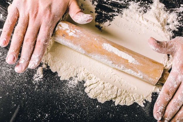 Mani cuocere la pasta con il mattarello