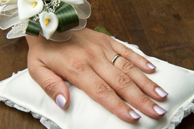 Mani da sposa con fede nuziale