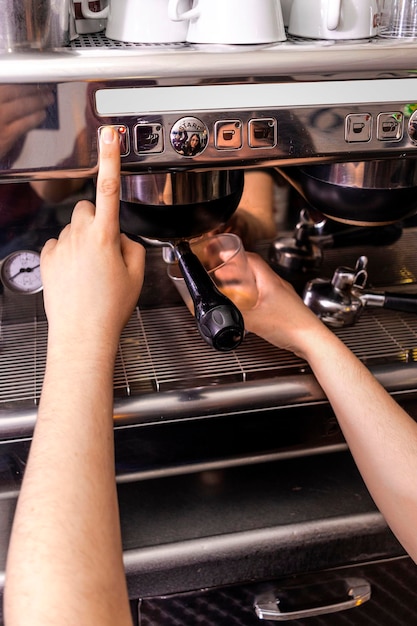 Mani del barista che preparano il caffè nel bar