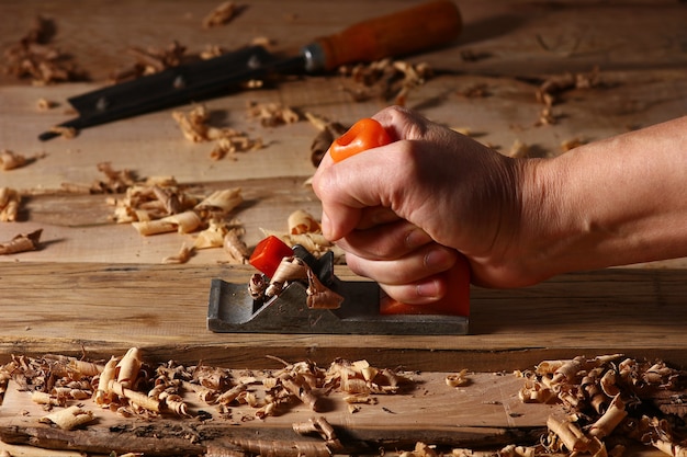 mani del falegname al lavoro sulla lavorazione del legno