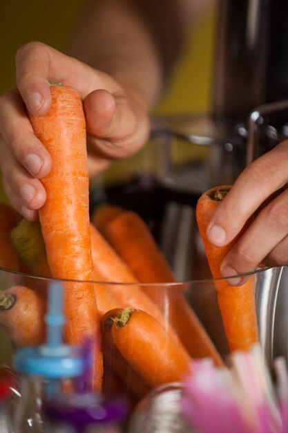 Mani del personale maschile che preparano un succo