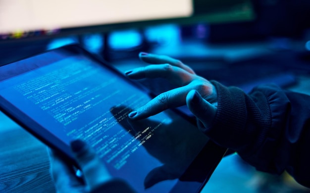 Mani del programmatore tablet e schermo html per la codifica del sistema software cyber security ro hacking del database Programmazione della tecnologia dell'informazione o persona hacker di codifica sull'app di script nell'ufficio notturno al neon
