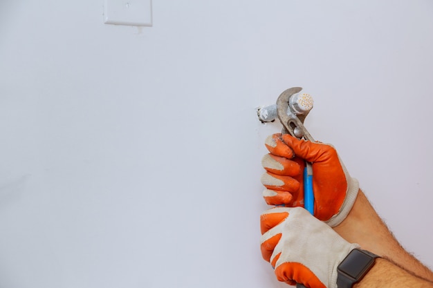 Mani dell&#39;idraulico facendo uso della chiave all&#39;impianto idraulico di riparazione del lavoro.