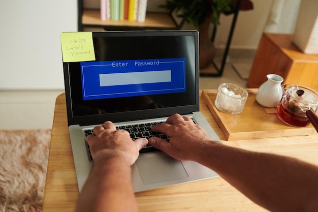 Mani dell'uomo che immettono la password