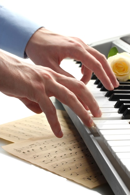 Mani dell'uomo che suonano il pianoforte