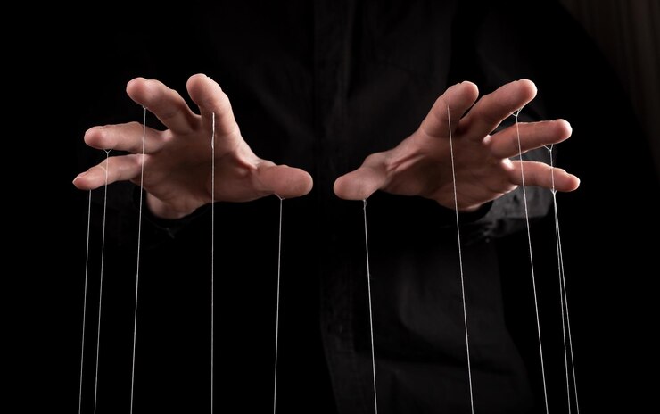 Foto mani dell'uomo con stringhe sulle dita manipolazione influenza negativa o concetto di dipendenza diventare dipendente dal gioco d'azzardo di droghe alcoliche