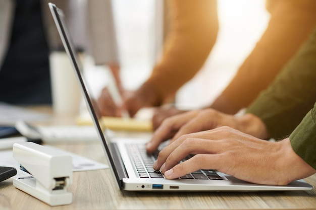 Mani dell'uomo d'affari che lavorano al computer portatile