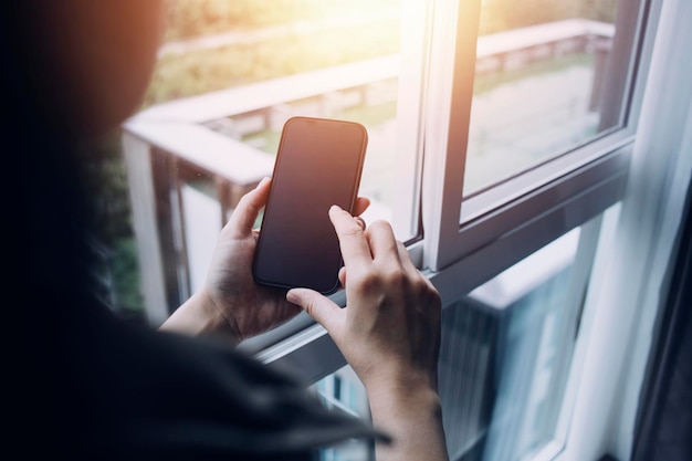 Mani dell'uomo d'affari che lavorano con le finanze su costi e calcolatrice e laptop con smartphone tablet in ufficio nella luce del mattino