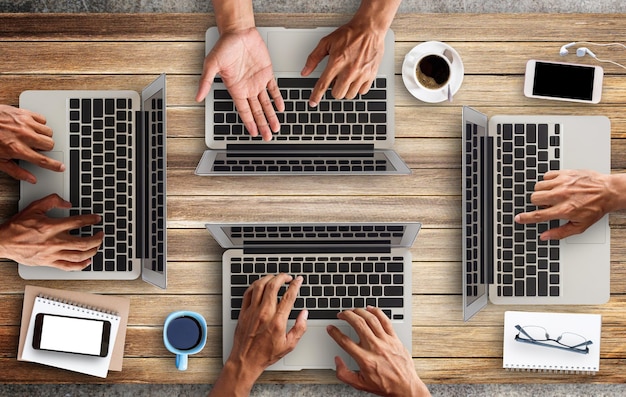 Mani dell&#39;uomo di affari facendo uso di un computer portatile