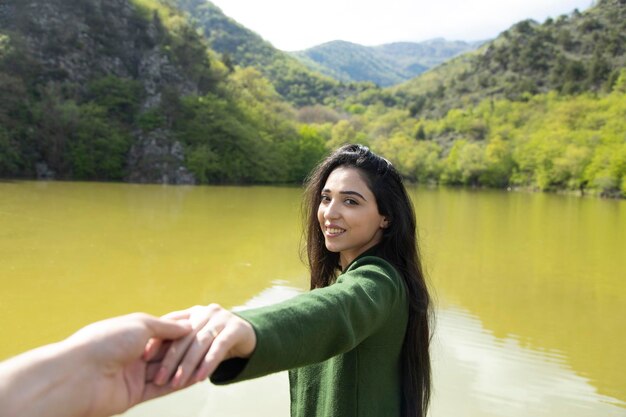 Mani dell'uomo e della donna nel lago