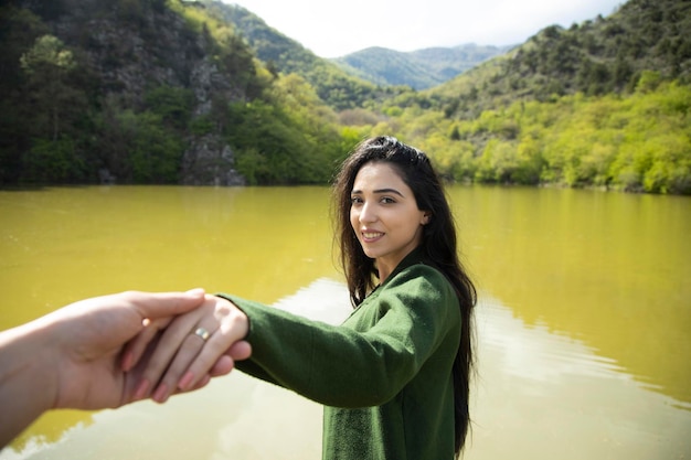 Mani dell'uomo e della donna nel lago