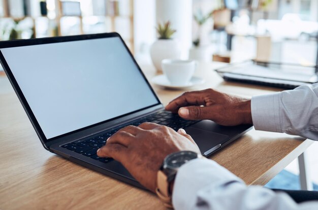 Mani dell'uomo e mockup sulla tastiera del laptop spazio di marketing e pianificazione dell'amministrazione online Il lavoratore del primo piano simula lo schermo del computer e la tecnologia per la ricerca seo o il segnaposto pubblicitario