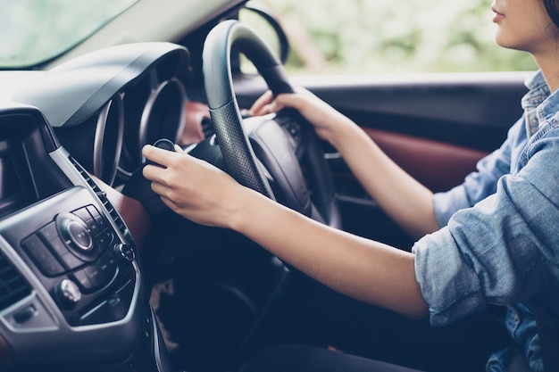 Mani della donna asiatica Pulsante Segnale di svolta, pulsante dell&#39;auto, messa a fuoco selettiva a portata di mano