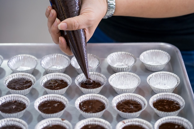 Mani della donna che fanno brownies