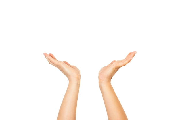 Mani della donna con entrambe le mani nel gesto di contenimento su uno sfondo bianco con spazio per la copia