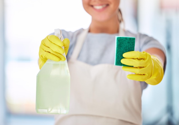 Mani della donna o flacone spray con spugna per la pulizia della manutenzione dell'igiene o del benessere sanitario in casa o in ufficio Zoom cameriera o addetto alle pulizie con prodotto batterico