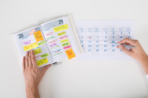 Mani della persona che evidenziano la data sul calendario