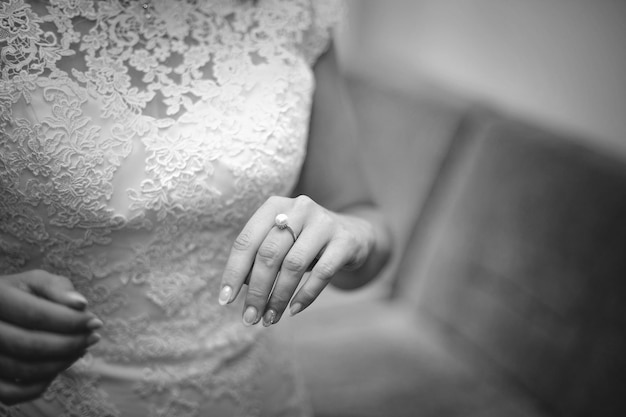Mani della sposa con anello