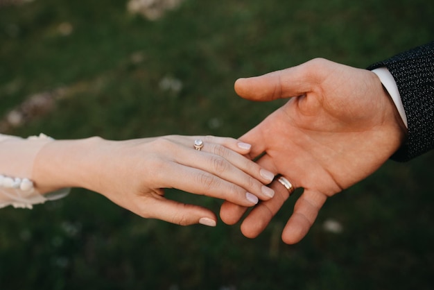 mani dello sposo e della sposa