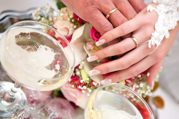 Mani dello sposo e della sposa