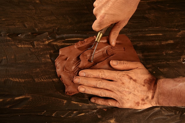 mani di ceramista artigianato vasaio lavoro argilla