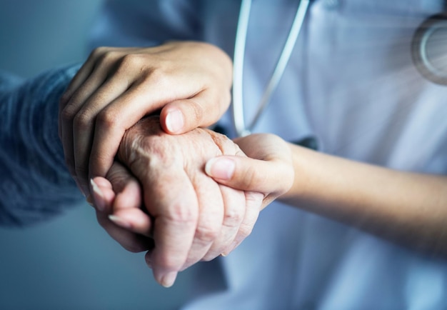 Mani di cura degli anziani a sostegno dell'assistenza sanitaria