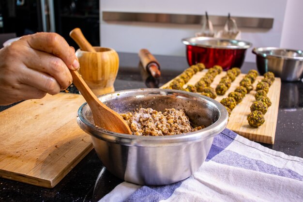 Mani di donna araba mentre preparano gli ingredienti per il keto kahk a casa